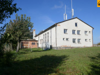 Prodej stavebních pozemků s komerčním objektem v Moravci